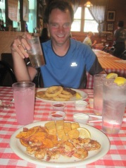 Shrimps, crab cake, onion rings, fried green tomatoes ... with cream soda and pink lemonade !!!